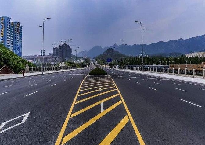 鎮(zhèn)江道路劃線，鎮(zhèn)江道路劃線施工單位？飛揚(yáng)市政專業(yè)可靠！